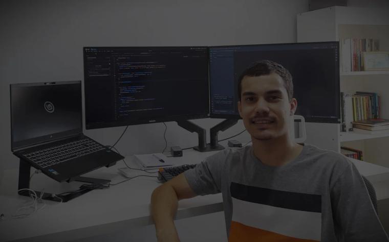 João Victor Negreiros em sua estação de trabalho