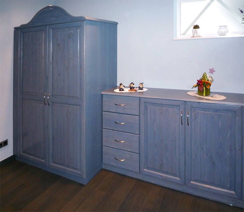 Einbauschrank mit glatten Fronten in einem Wohnraum