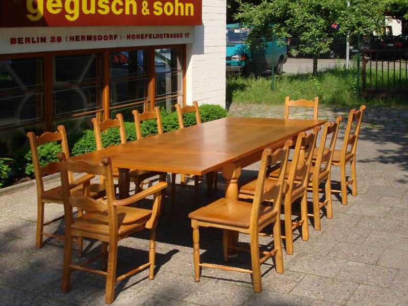 Lange Massivholztafel mit zehn Stühlen, aufgestellt vor der Werkstatt in der Hohefeldstraße
