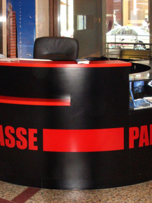 Runder Kassentresen in Schwarz und Rot mit Vitrinenteil, beschriftet mit „Kasse Panoramapunkt"