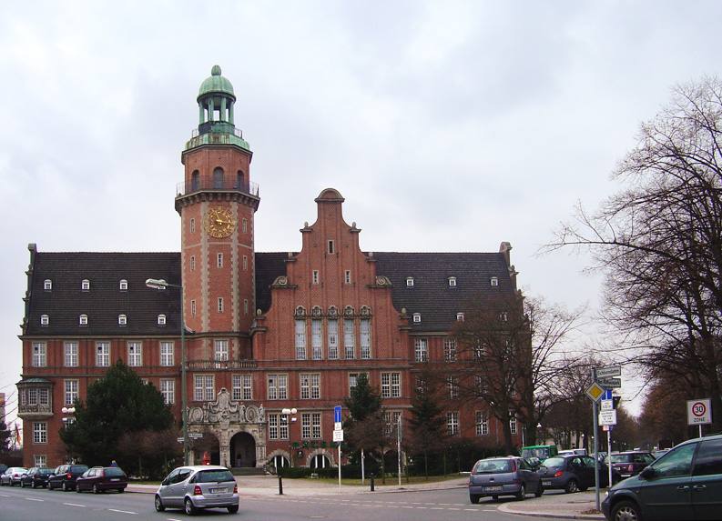 Rathaus Reinickendorf: Backsteinbau mit Uhrturm und grüner Turmhaube