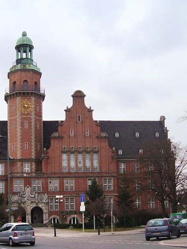 Rathaus Reinickendorf: Backsteinbau mit Uhrturm und grüner Turmhaube