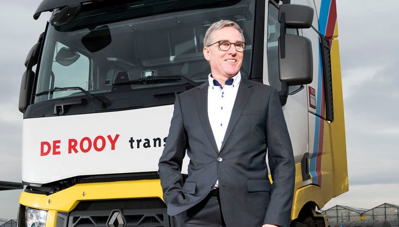 Peter voor een vrachtwagen van de rooy