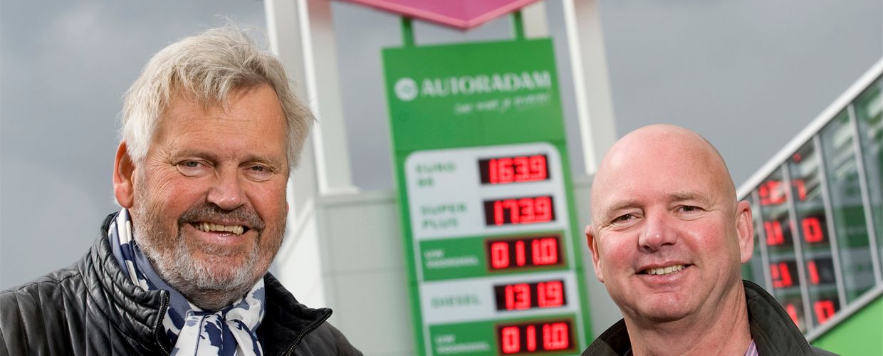 Twee mannen bij een benzinestation