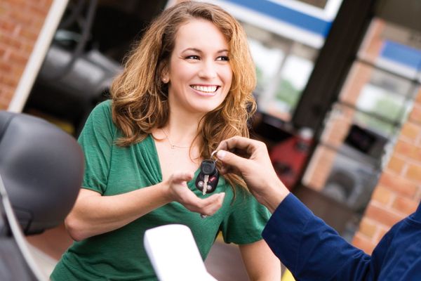 Vrouw met sleutels van auto
