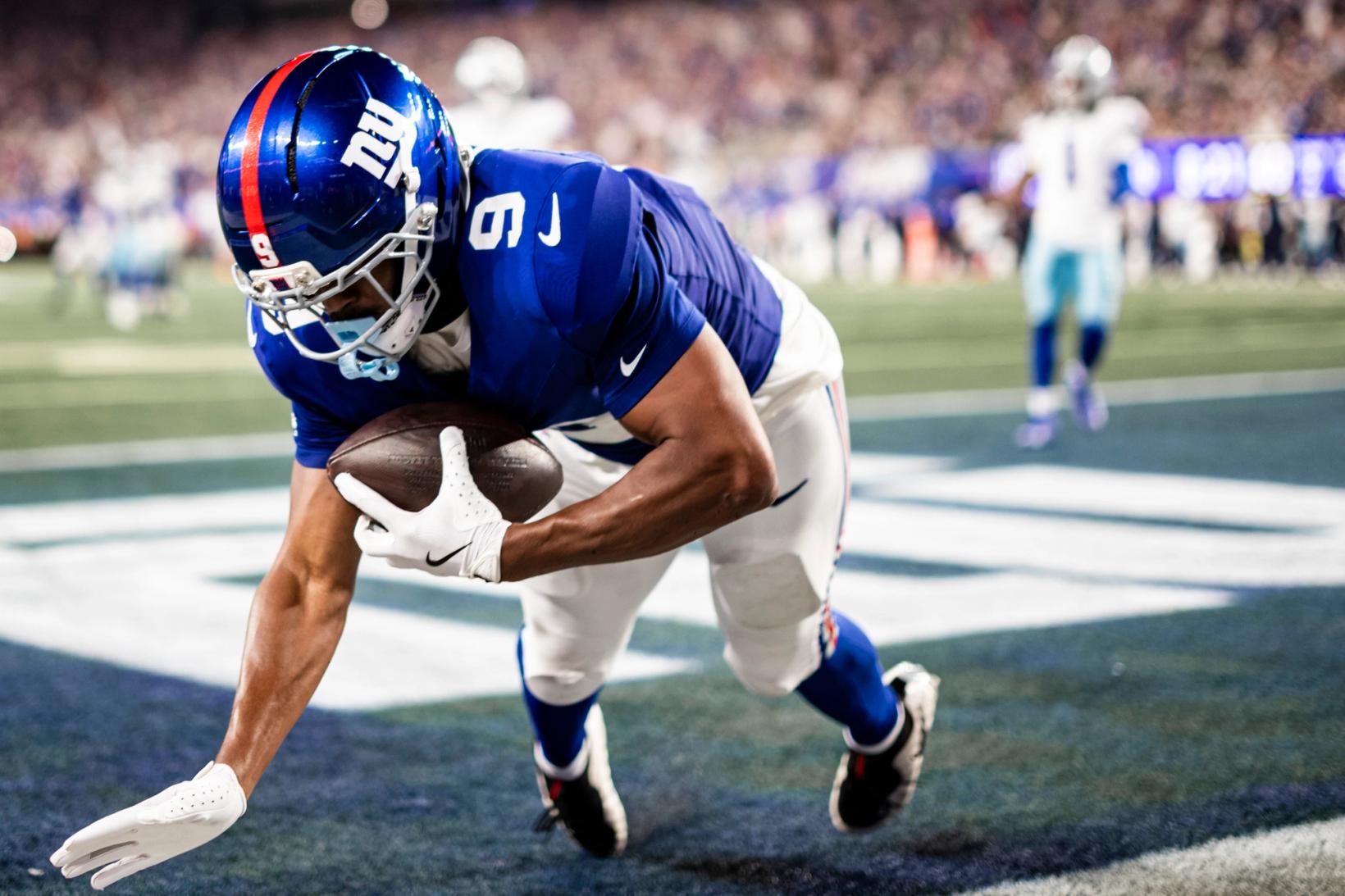 New York Giants tight end Isaiah Likely (9) secures a low catch in the end zone as Dallas Cowboys players look on at MetLife Stadium