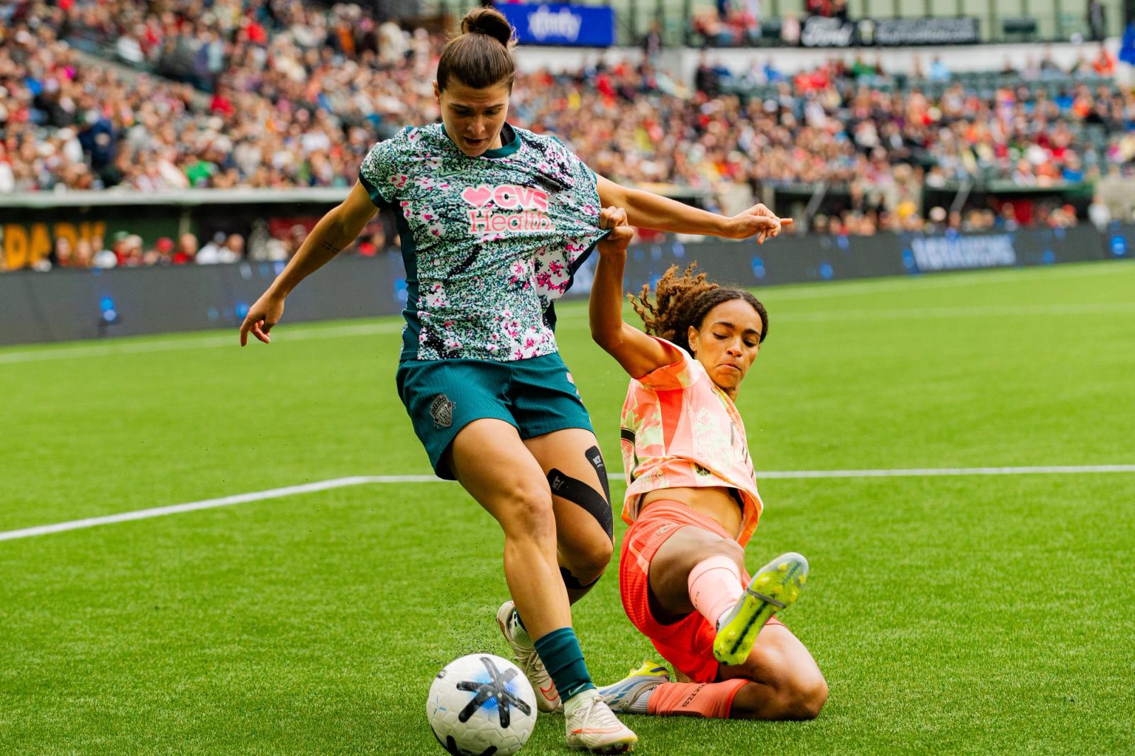 Thorns and Spirit battle in midfield — Photo Credit: Aaron Leopold/Undrafted