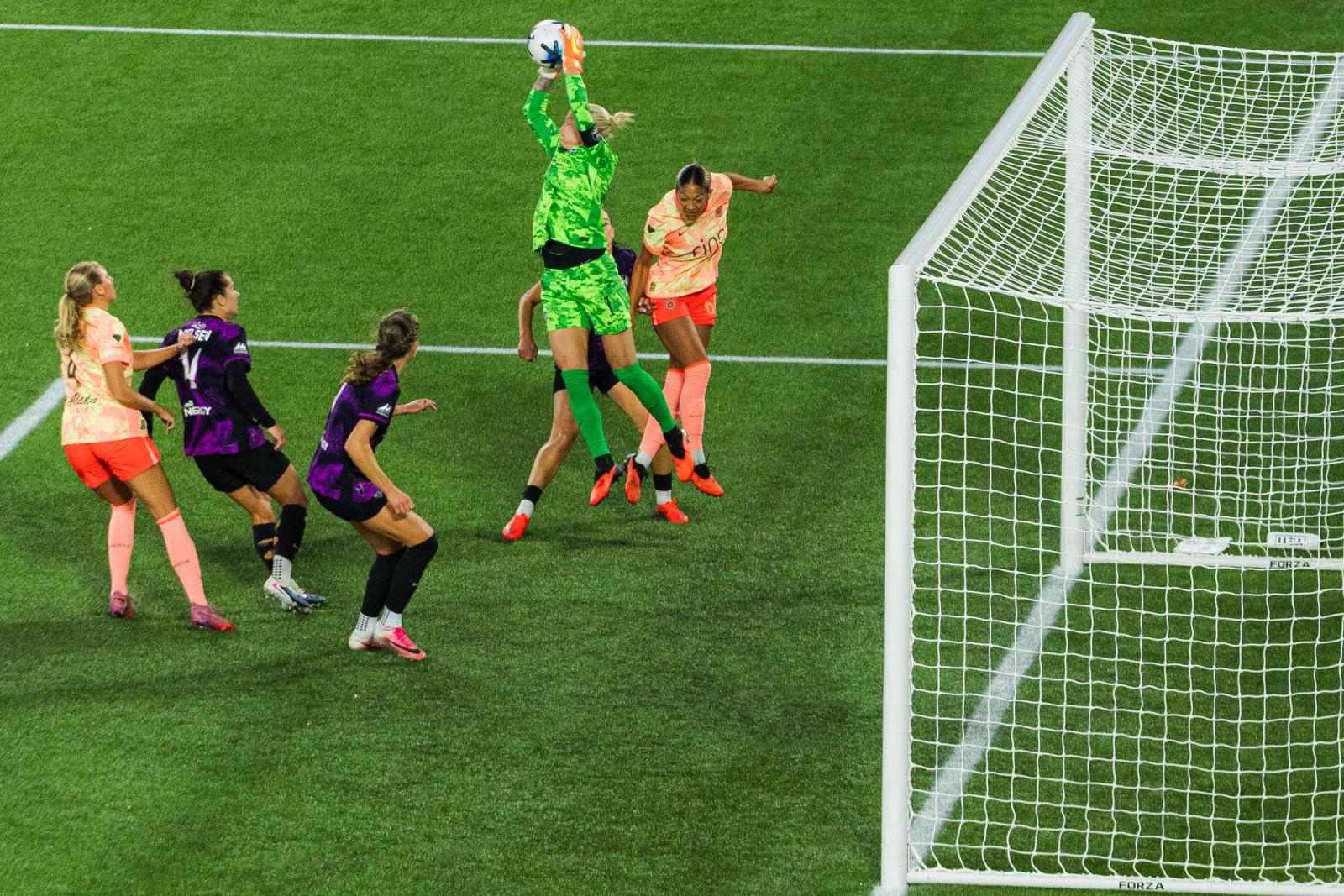 Match action from Portland Thorns vs Houston Dash at Providence Park — Photo Credit: Aaron Leopold/Undrafted