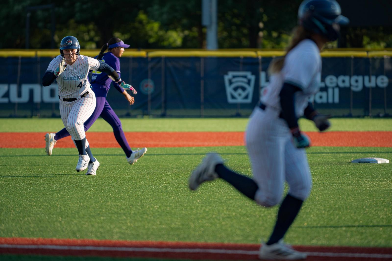 Field-level action — Texas Volts vs Portland Cascade — Photo Credit: Aaron Leopold/Undrafted