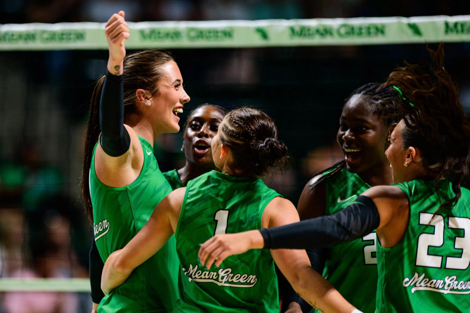 Crowd and action as Florida sweeps North Texas — Photo Credit: Luis Revilla Mata/Undrafted