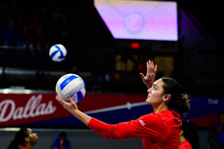 SMU volleyball player prepares to serve vs Cal at Moody Coliseum — Photo Credit: Luis Revilla Mata/Undrafted