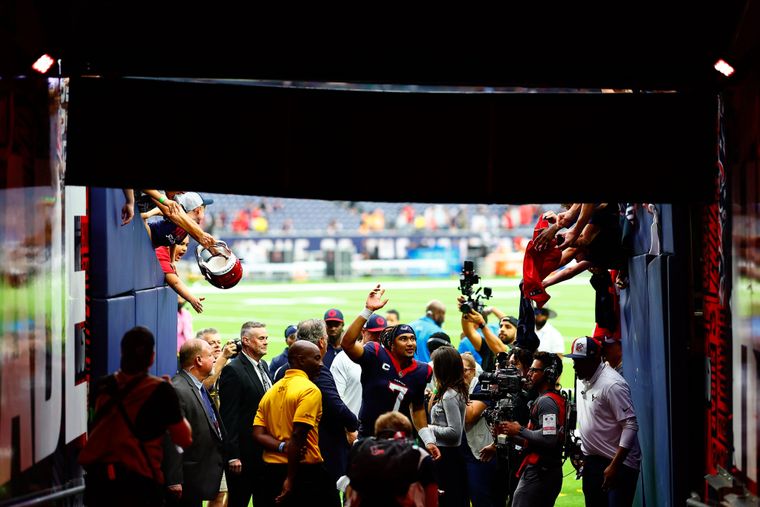 Celebrating Midseason NFL Triumphs and Turmoil: A Look at Team Performances and Standouts