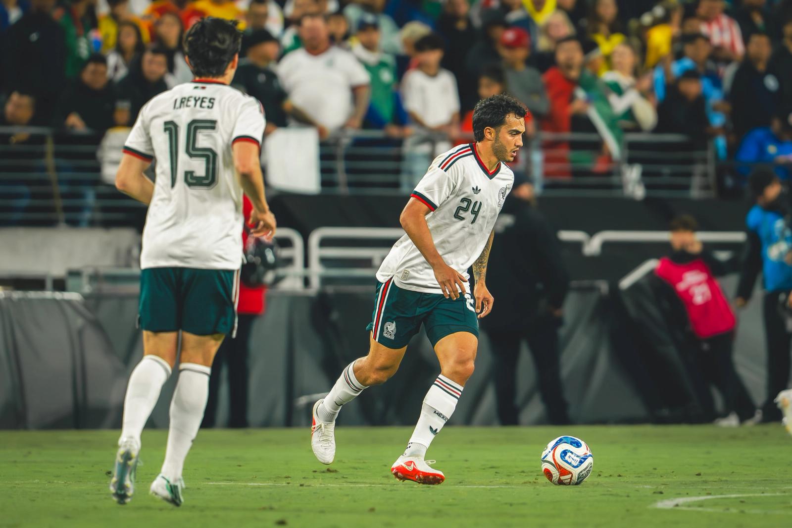Mexico national team player dribbles against Colombia — Photo Credit: Arturo Rosales Sevilla/Undrafted