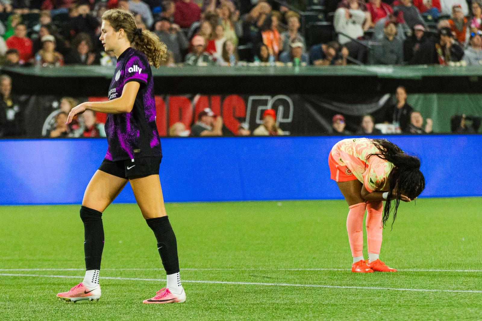 Players battle for possession in Portland Thorns vs Houston Dash — Photo Credit: Aaron Leopold/Undrafted