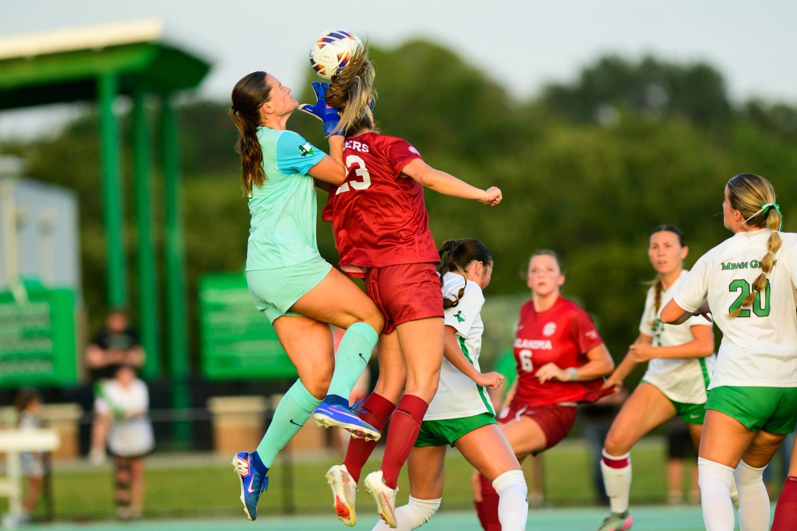 Match action Oklahoma Sooners vs North Texas — Photo Credit: Luis Revilla Mata/Undrafted