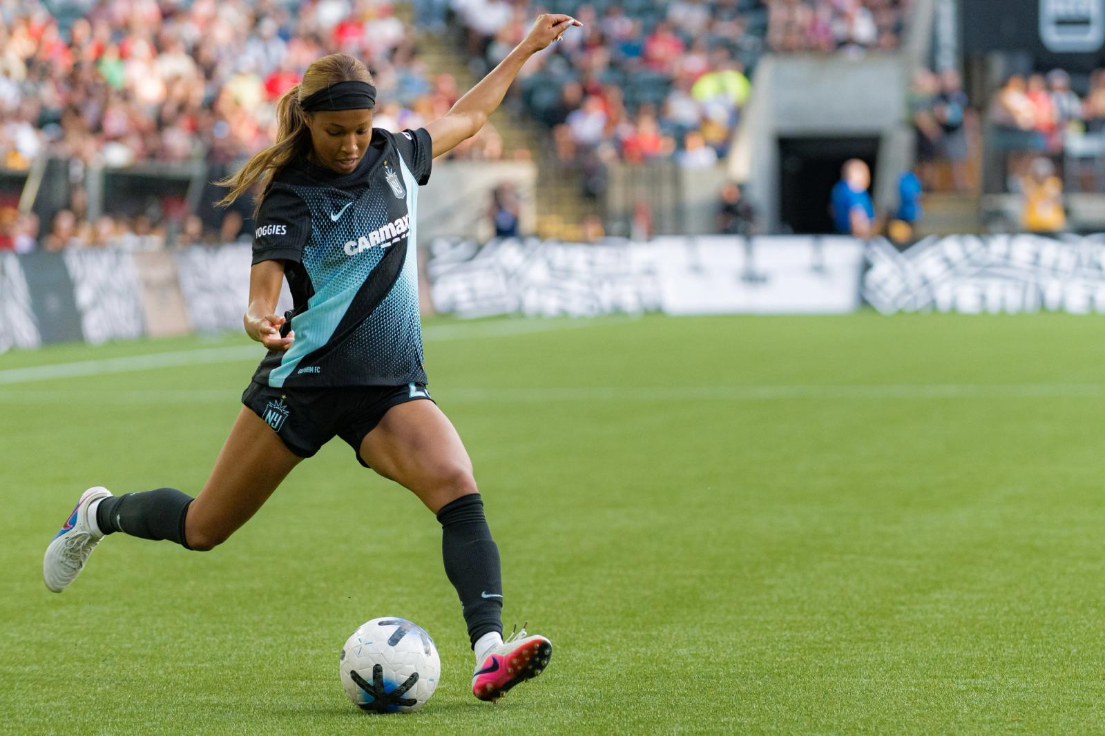 In-game moment — Gotham FC vs Portland Thorns — Photo Credit: Aaron Leopold/Undrafted