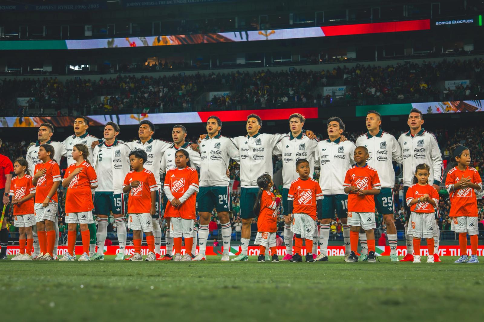Mexico national team stands for the anthem with child escorts — Photo Credit: Arturo Rosales Sevilla/Undrafted