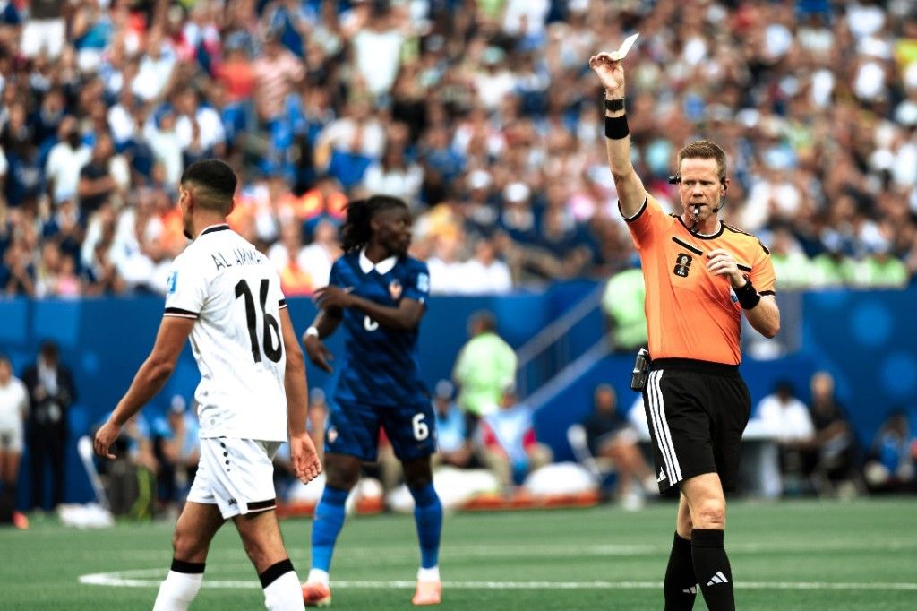 The referee shows a yellow card to Iraq's Al-Ammari during France vs Iraq at World Cup 2026