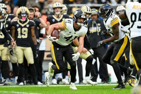 Pittsburgh Steelers linebacker Payton Wilson (41) carries the ball along the New Orleans Saints sideline as Steelers teammates run alongside him.