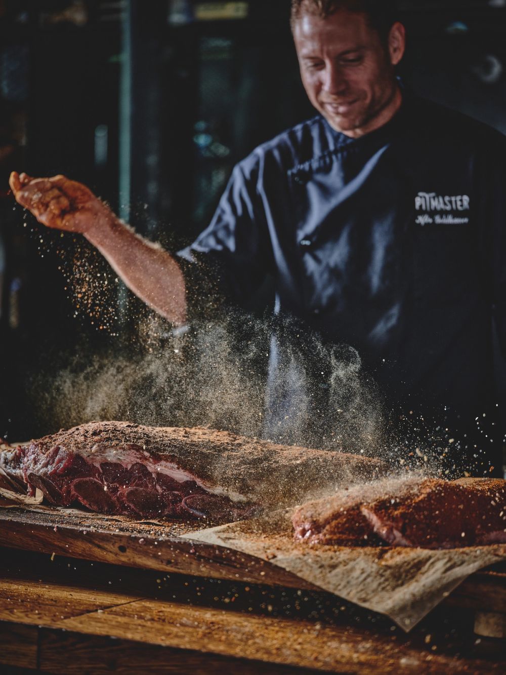 תיבול נתחי בקר במסעדת בשרים כשרה בסגנון פיטמאסטר