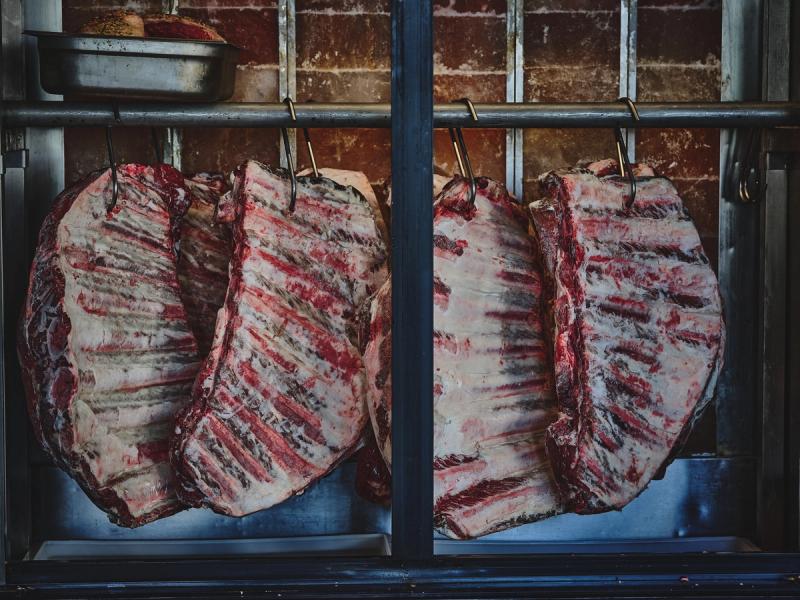 עולם מסעדות הבשר הכשרות: בין מסורת הלכתית למצוינות קולינרית