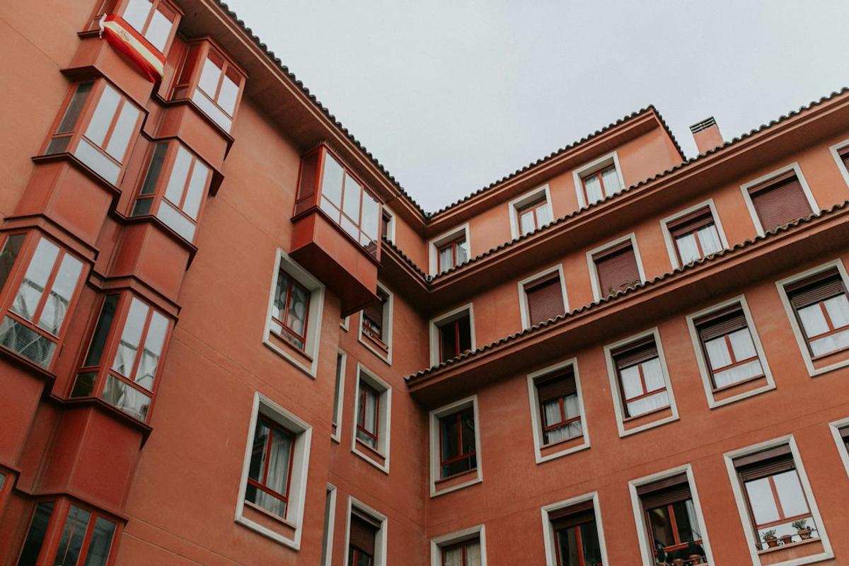 Vecinos de Sevilla desafían a un fondo de inversión por los pisos turísticos en su edificio