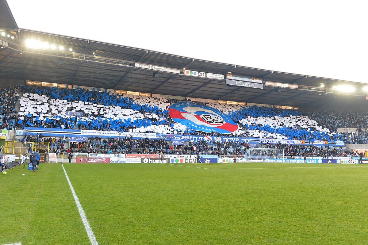 Tensión en Racing: un hincha increpó a Vojvoda en pleno partido ante Huracán