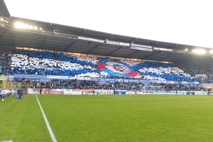 Tensión en Racing: un hincha increpó a Vojvoda en pleno partido ante Huracán