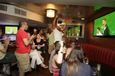 Un bar de Miami convierte Flagler Street en la fiesta callejera del Mundial