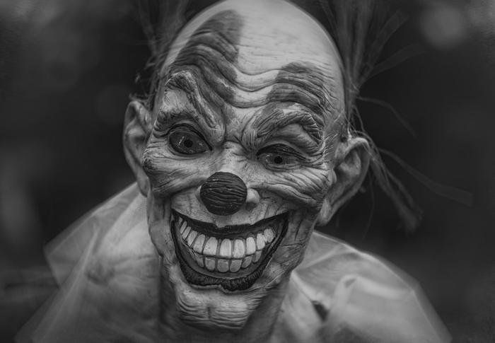 El mito del “payaso asesino” resurge en un pueblo de Madrid y desata una polémica política