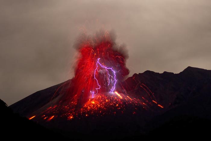 Video viral sobre erupción del Anak Krakatoa en Indonesia es falso: fue creado con inteligencia artificial