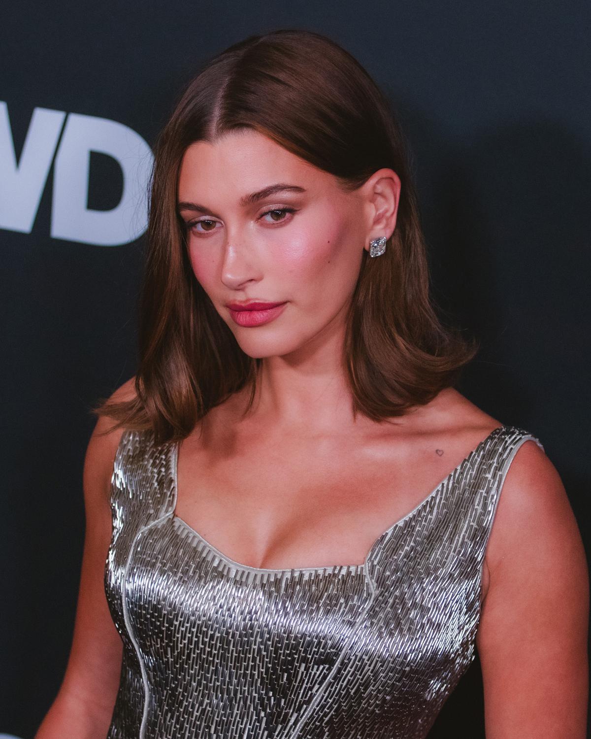 Hailey Bieber revive la estética lencera de los 90 con un vestido de Roberto Cavalli en Los Ángeles