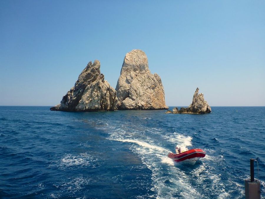 Vue des îles Medes au large de Pals, entourées par la mer Méditerranée.