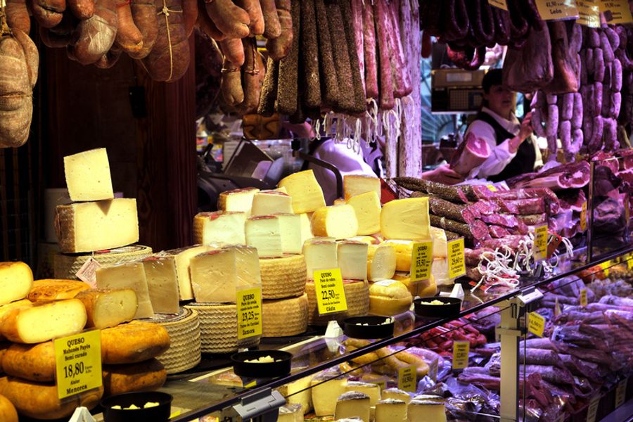 Un étale de fromage et de charcuterie dans un marché à Palma