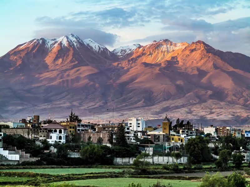 Panorama d’Arequipa avec ses volcans enneigés en arrière-plan.