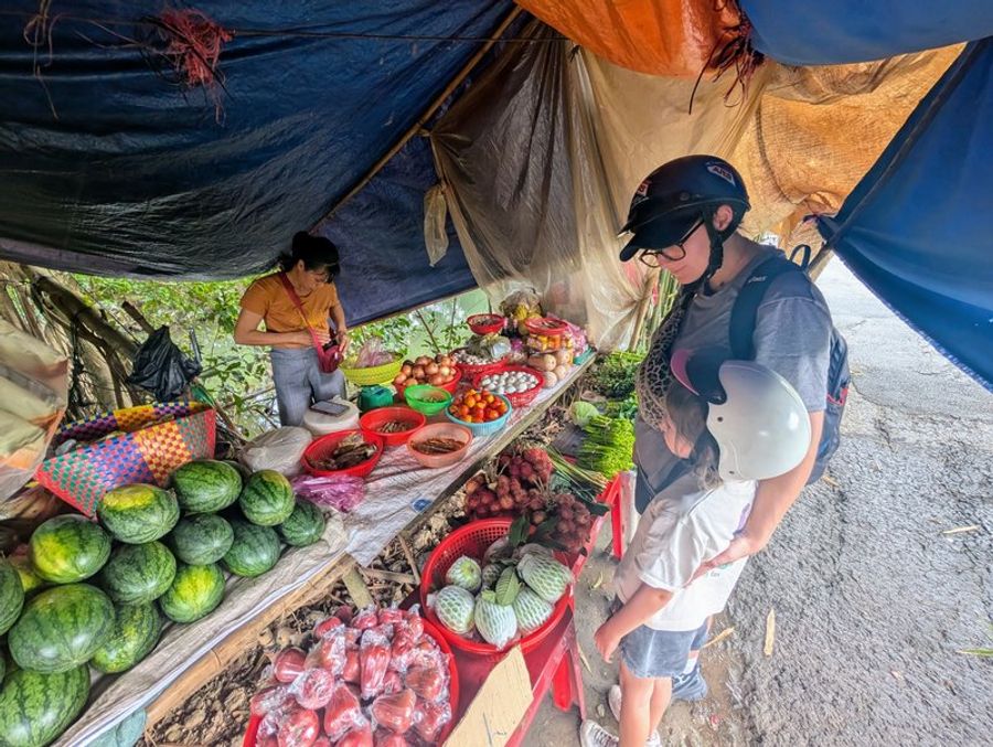 Nous achetant des fruits frais dans un petit stand local à Vinh Long