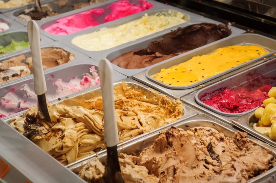 Bacs de glaces artisanales colorées chez Isle of Gelato à Galle