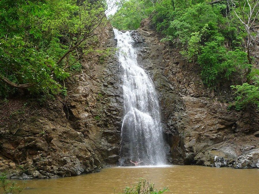 Cascades de Montezuma avec un bassin naturel entouré de végétation.