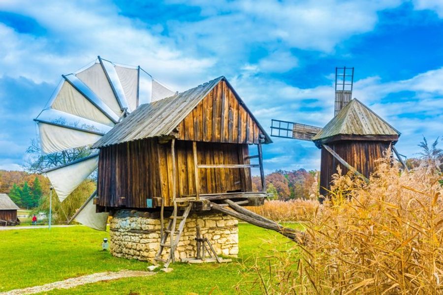 Moulins traditionnels en bois dans le musée en plein air ASTRA de Sibiu, Roumanie.