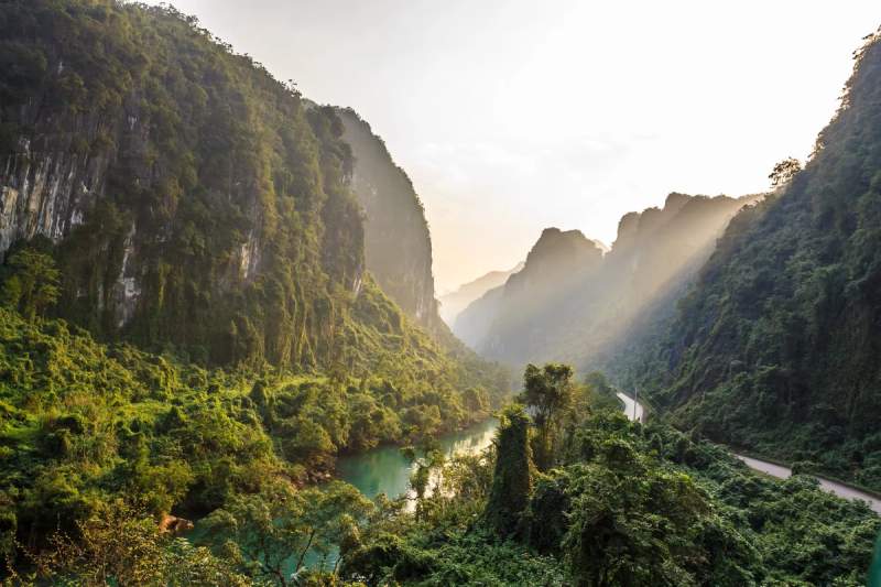 Panorama de la jungle et des montagnes karstiques de Phong Nha au coucher du soleil