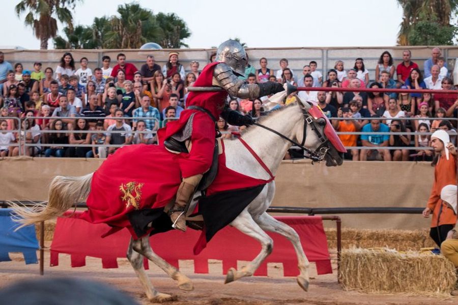 Chevalier en armure lors de la célèbre foire médiévale de Silves, un événement incontournable de l’Algarve.