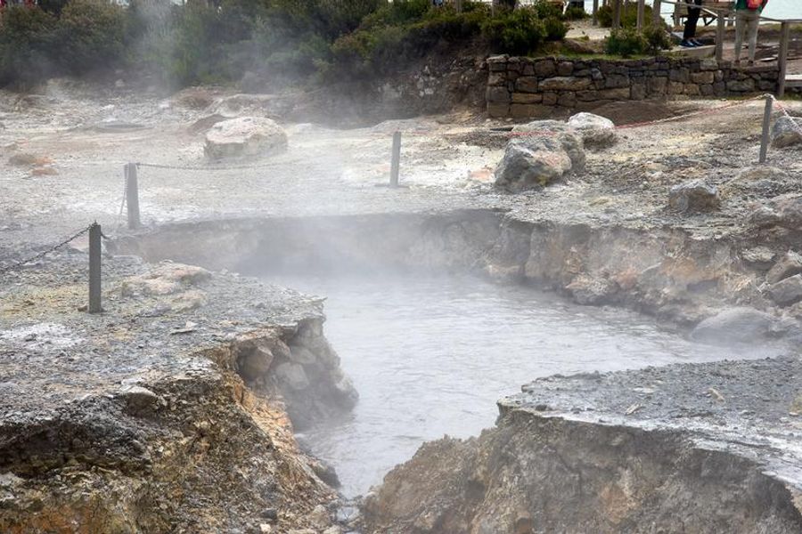 Fumerolles et sources chaudes dans la vallée de Furnas
