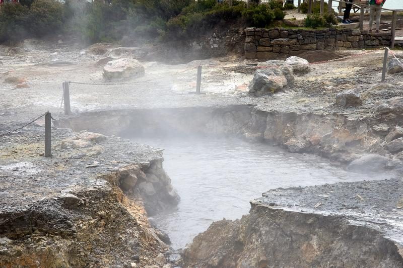 Fumerolles et sources chaudes dans la vallée de Furnas