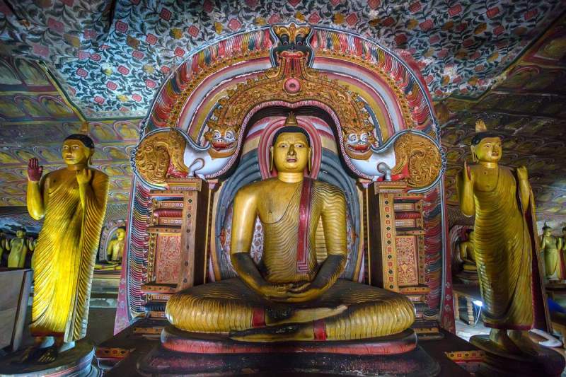 Statues de Bouddha et peintures murales dans les grottes de Dambulla, un temple troglodyte classé à l’UNESCO, au Sri Lanka.