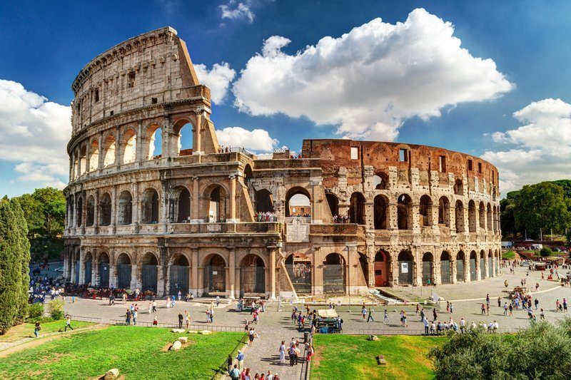 Vue extérieure du Colisée de Rome par une journée ensoleillée
