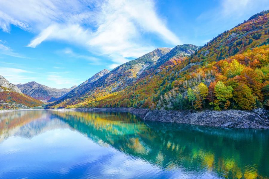 Découvrez pourquoi la voiture est idéale pour explorer les Pyrénées espagnoles : liberté, paysages variés, villages authentiques et itinéraires parfaits pour 2 jours.