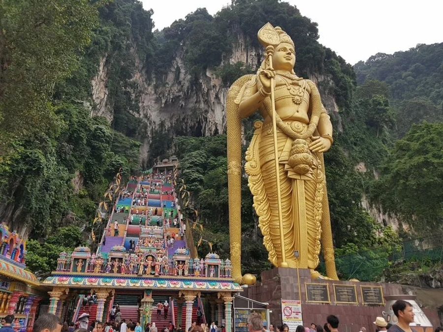 La statue et les escaliers de Batu Caves