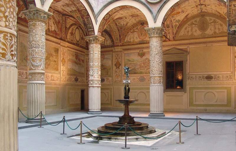 Une des cours intérieures richement décorées du Palazzo Vecchio à Florence, illustrant l'art de la Renaissance italienne.