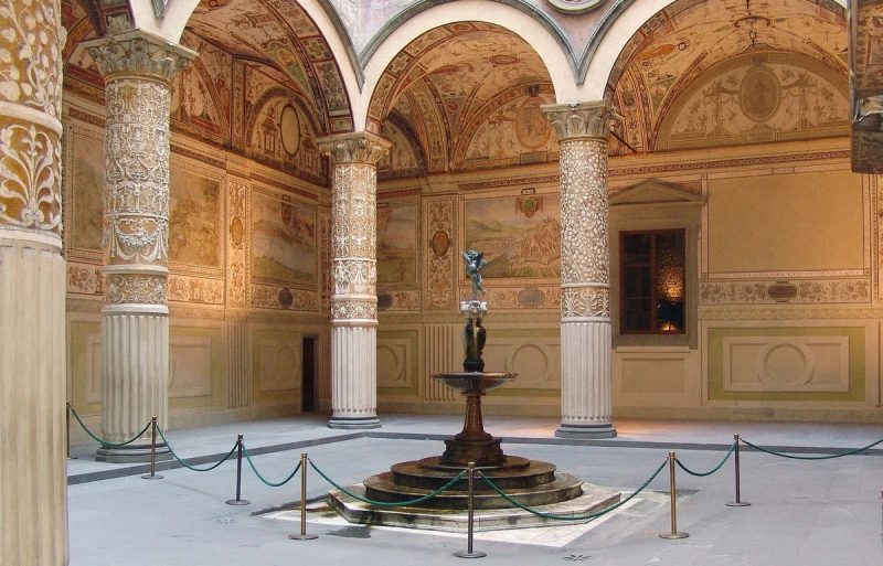 Une des cours intérieures richement décorées du Palazzo Vecchio à Florence, illustrant l'art de la Renaissance italienne.