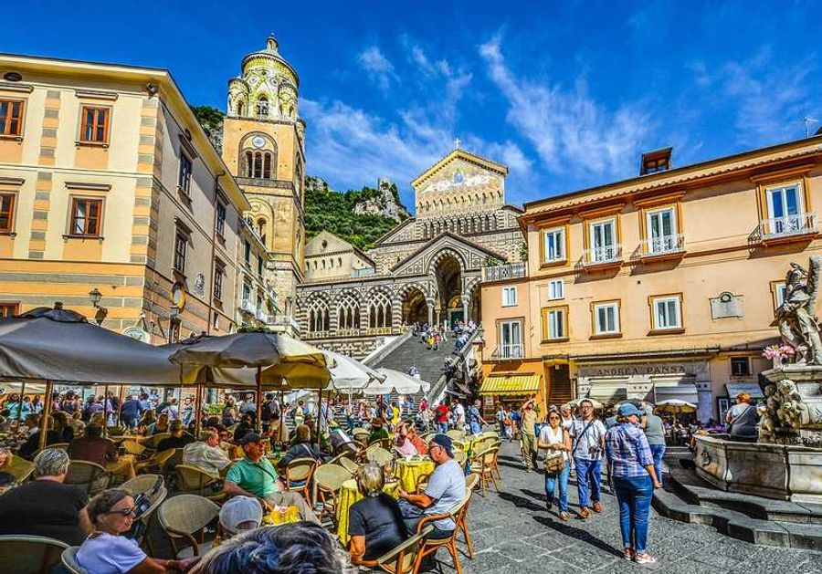 Vue de la Piazza del Duomo avec la cathédrale Duomo de Sant